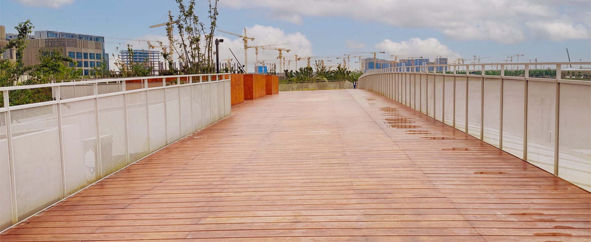 Passerelle urbaine en décking Pop'Oak