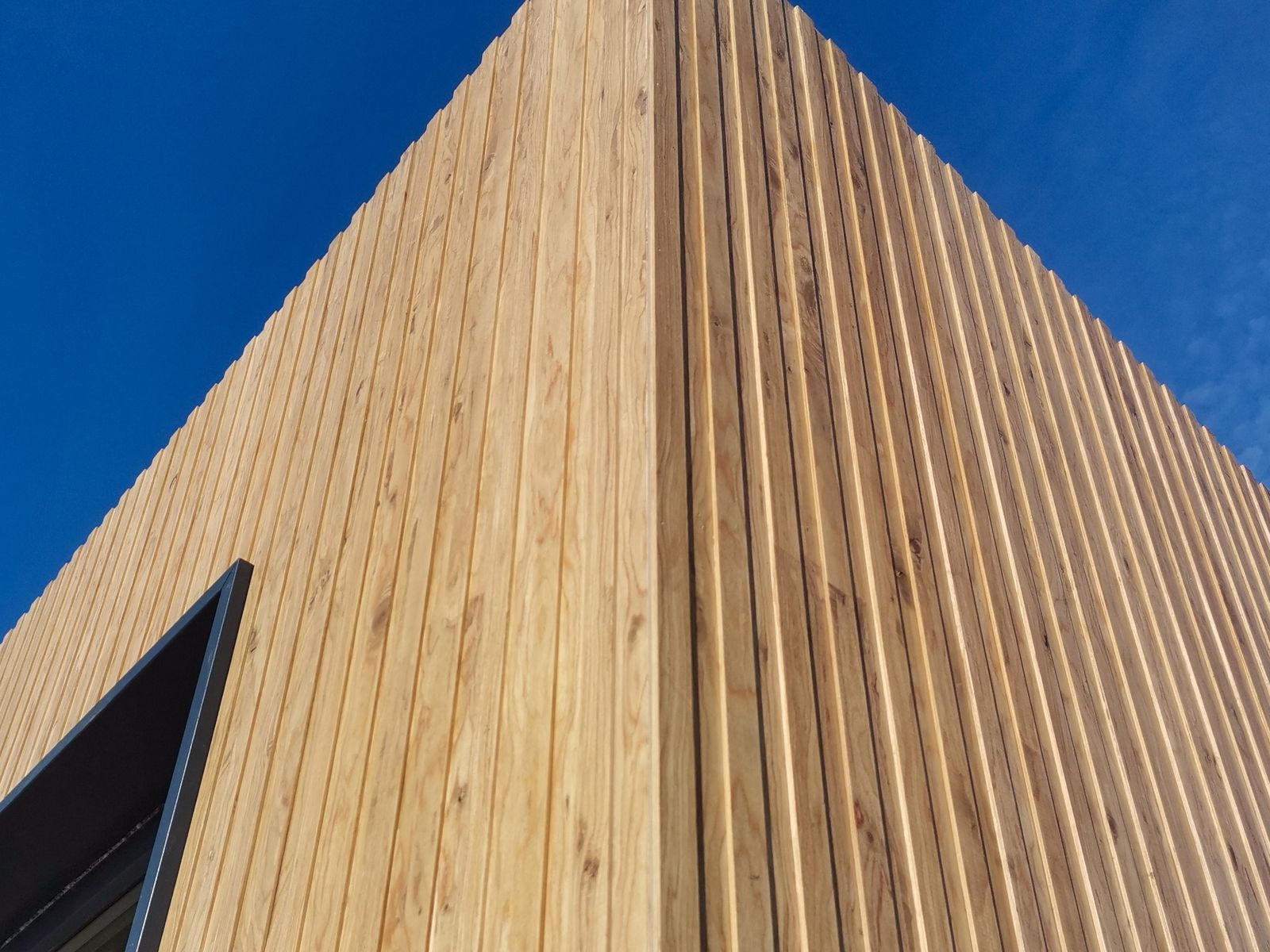 Bardage incliné teinte cuivre Pop'Oak